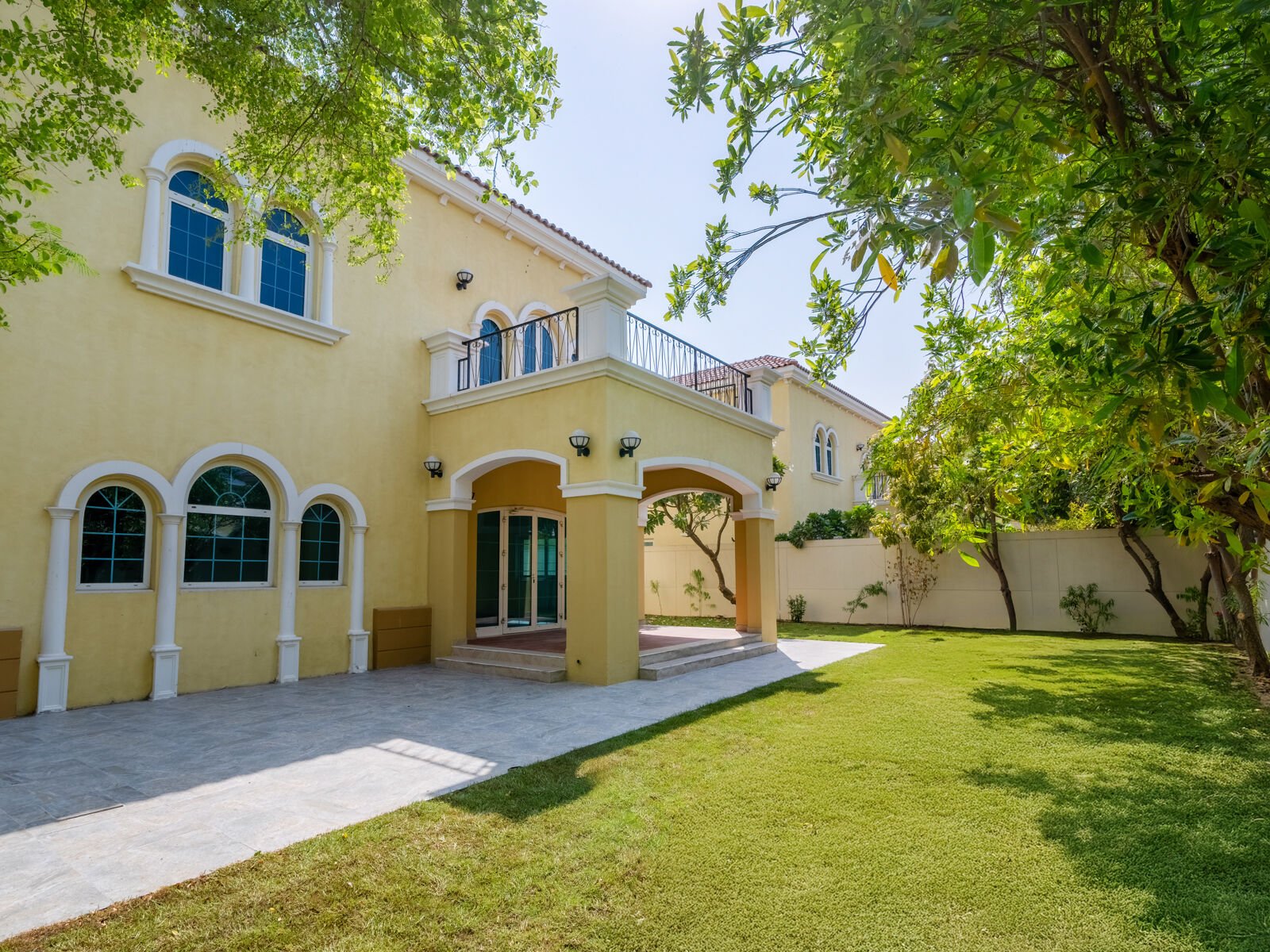 Exclusive listing| Vacant | Landscaped garden, picture 1