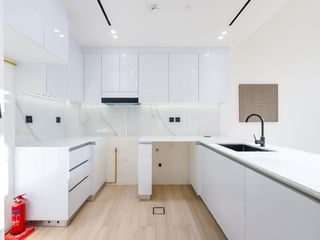 Ready to move spacious 1br with two balconies, picture 3