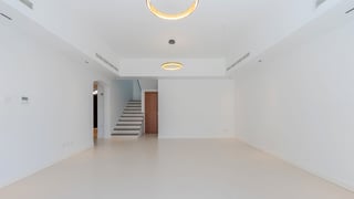 Upgraded Villa | Close to park | Landscaped Garden, picture 4