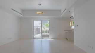 Upgraded Villa | Close to park | Landscaped Garden, picture 3