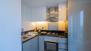 Skyline Luxury | 1BR Fully Furnished | Prime Spot, picture 4