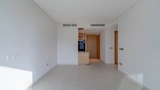 Skyline Luxury | Fully Furnished | Prime Location, picture 3