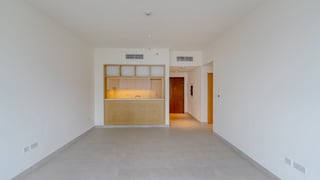 Stunning 2BR located in the heart of Creek Harbour, picture 3