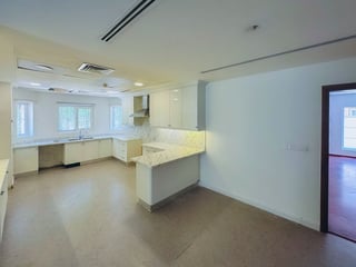 Spacious 5-Bed Villa | Private Garden | Near Park, picture 3