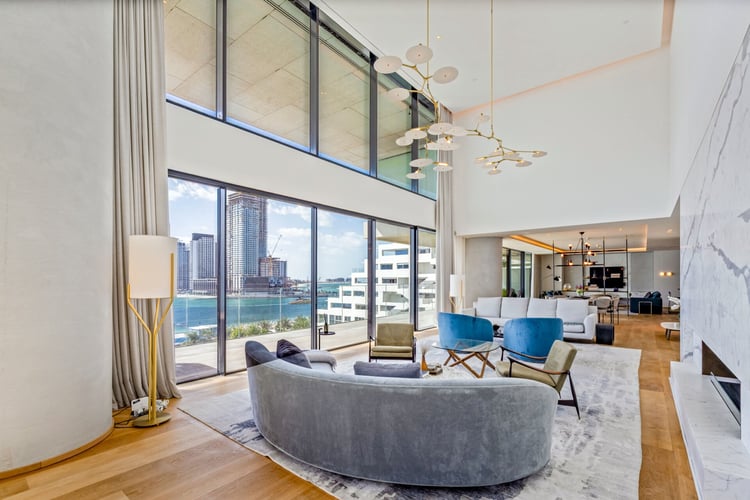 A Penthouse Shaped by Sea and Sky