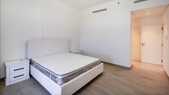 Vacant La Mer Apartment with Tranquil Sea Views, picture 9