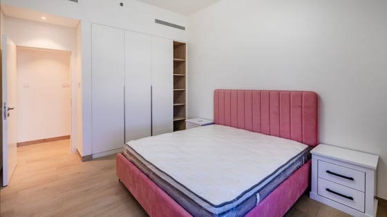 Vacant La Mer Apartment with Tranquil Sea Views, picture 7