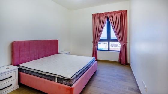 Vacant La Mer Apartment with Tranquil Sea Views, picture 6