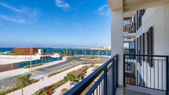 Vacant La Mer Apartment with Tranquil Sea Views, picture 2