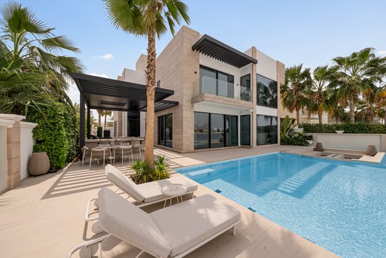 Extraordinary Fully Renovated Turnkey Beach Villa, picture 1