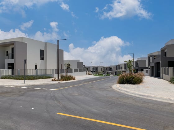 Fully Landscaped Villa Garage door enclosed I July, picture 11