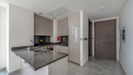 Luxury Living| Stunning Waterfront view| Top Floor, picture 7