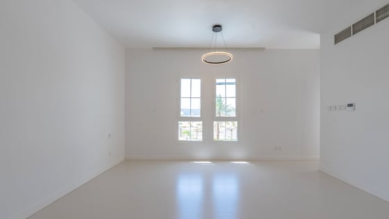 Upgraded Villa | Close to park | Landscaped Garden, picture 15