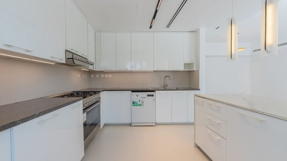 Upgraded Villa | Close to park | Landscaped Garden, picture 7