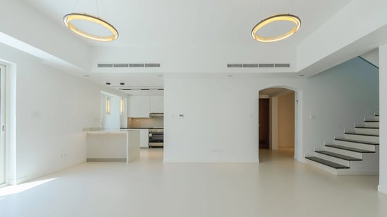 Upgraded Villa | Close to park | Landscaped Garden, picture 2