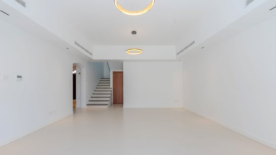 Upgraded Villa | Close to park | Landscaped Garden, picture 4