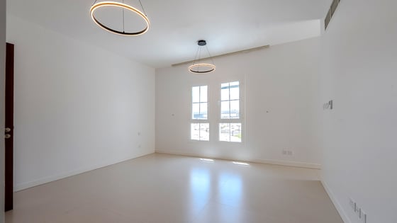 Upgraded Villa | Close to park | Landscaped Garden, picture 12