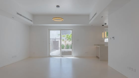 Upgraded Villa | Close to park | Landscaped Garden, picture 3