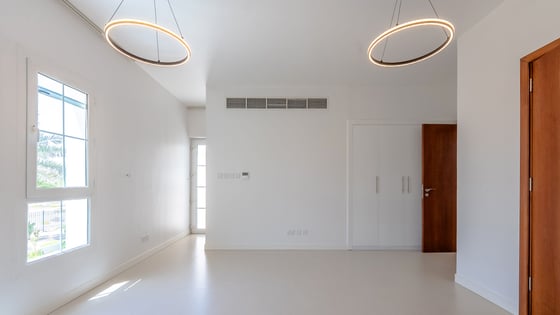 Upgraded Villa | Close to park | Landscaped Garden, picture 11