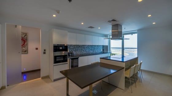 Vacant | Upgraded | Fully Furnished | Spacious, picture 8