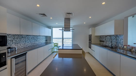 Vacant | Upgraded | Fully Furnished | Spacious, picture 7
