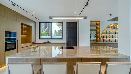 Refined DAMAC Hills Villa with Pool and Garden, picture 10