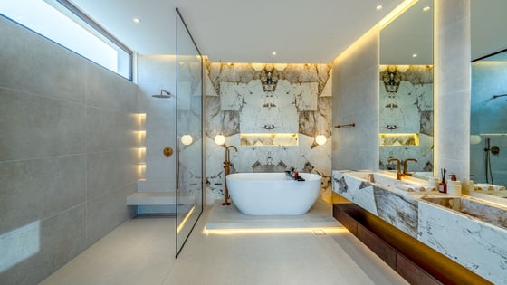 Refined DAMAC Hills Villa with Pool and Garden, picture 24