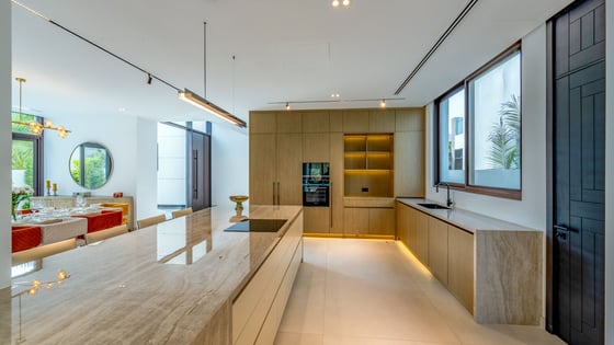 Refined DAMAC Hills Villa with Pool and Garden, picture 11