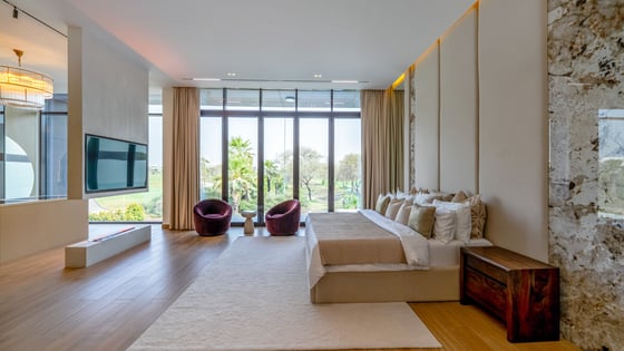Refined DAMAC Hills Villa with Pool and Garden, picture 15