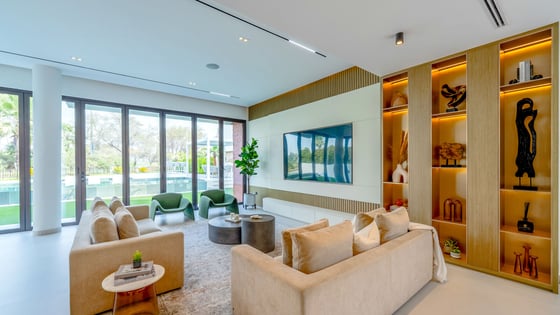 Refined DAMAC Hills Villa with Pool and Garden, picture 6