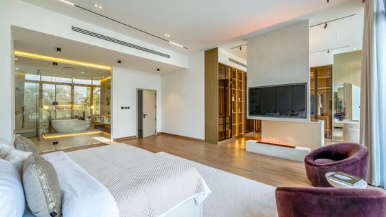 Refined DAMAC Hills Villa with Pool and Garden, picture 19