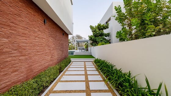 Refined DAMAC Hills Villa with Pool and Garden, picture 35