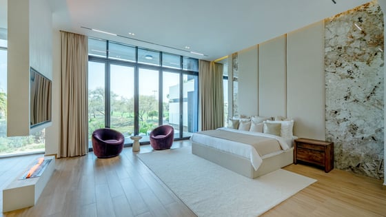 Refined DAMAC Hills Villa with Pool and Garden, picture 16