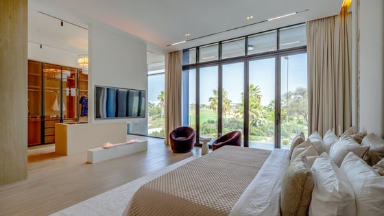 Refined DAMAC Hills Villa with Pool and Garden, picture 17