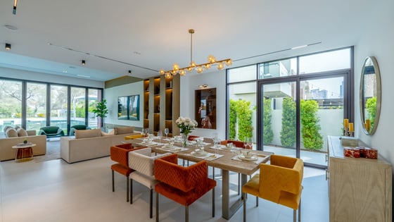 Refined DAMAC Hills Villa with Pool and Garden, picture 3
