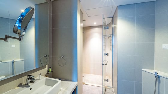 Skyline Luxury | 1BR Fully Furnished | Prime Spot, picture 9