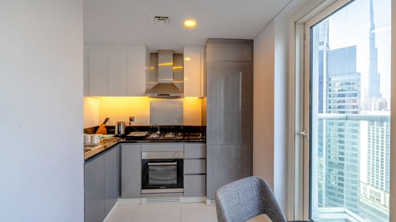 Skyline Luxury | 1BR Fully Furnished | Prime Spot, picture 3
