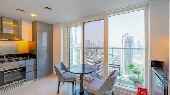 Skyline Luxury | 1BR Fully Furnished | Prime Spot, picture 2