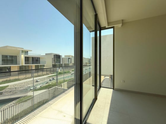 Prime unit on the lagoon with a large corner plot, picture 10