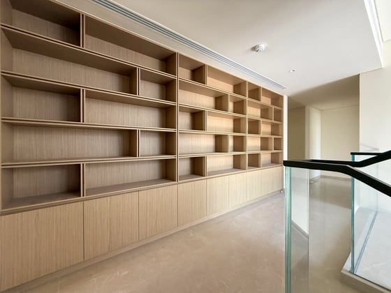 Prime unit on the lagoon with a large corner plot, picture 9