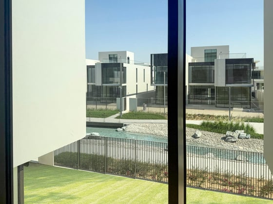 Prime unit on the lagoon with a large corner plot, picture 11