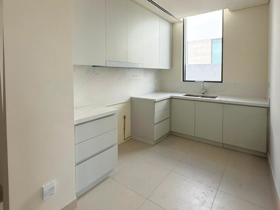 Prime unit on the lagoon with a large corner plot, picture 7