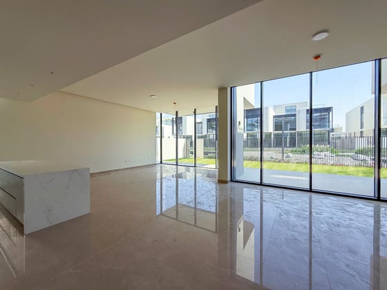 Prime unit on the lagoon with a large corner plot, picture 2