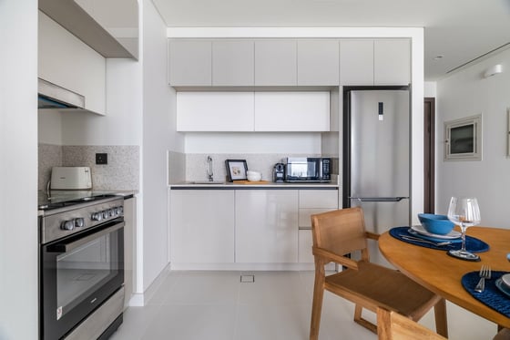 Beachfront Escape | Skyline & Sea Views | Marina Vista T2, picture 10