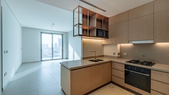 Skyline Luxury | Fully Furnished | Prime Location, picture 2