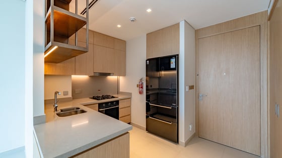 Skyline Luxury | Fully Furnished | Prime Location, picture 5