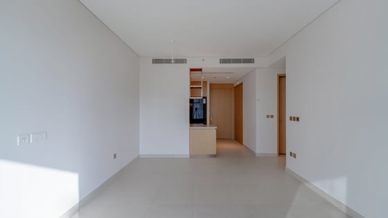 Skyline Luxury | Fully Furnished | Prime Location, picture 3