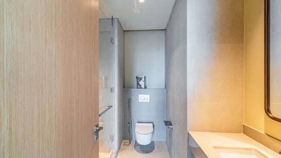 Skyline Luxury | Fully Furnished | Prime Location, picture 15