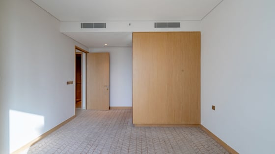 Skyline Luxury | Fully Furnished | Prime Location, picture 12