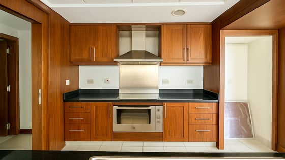 Skyline Sanctuary | Luxurious 3-Bedroom Apartment | Exceptional Amenities, picture 6